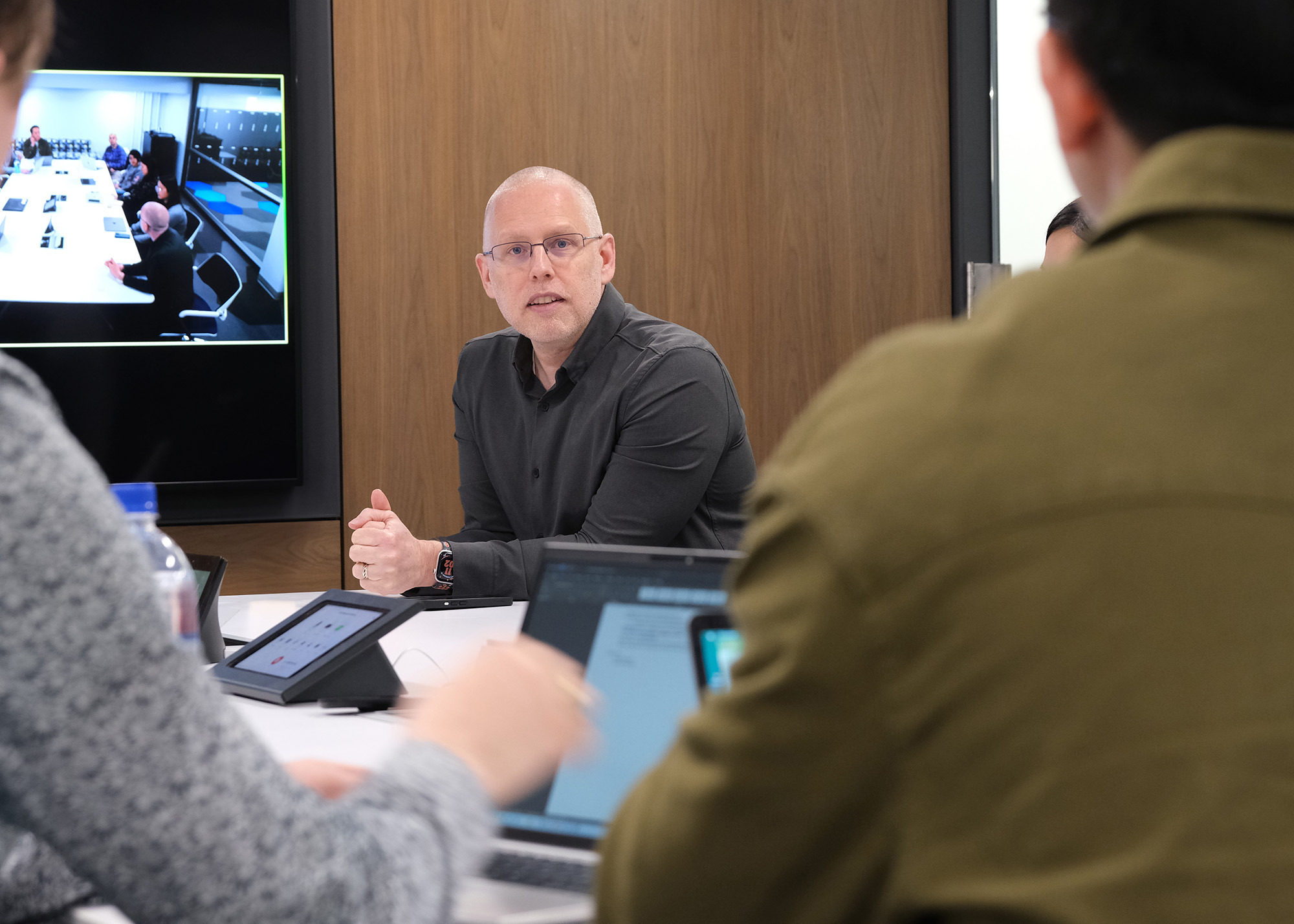 Photo of faculty member Jeff Greene meeting with faculty members and graduate students in Peabody Hall conference room.