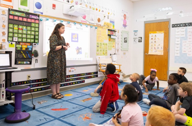 Teacher presenting to a class of elementary students